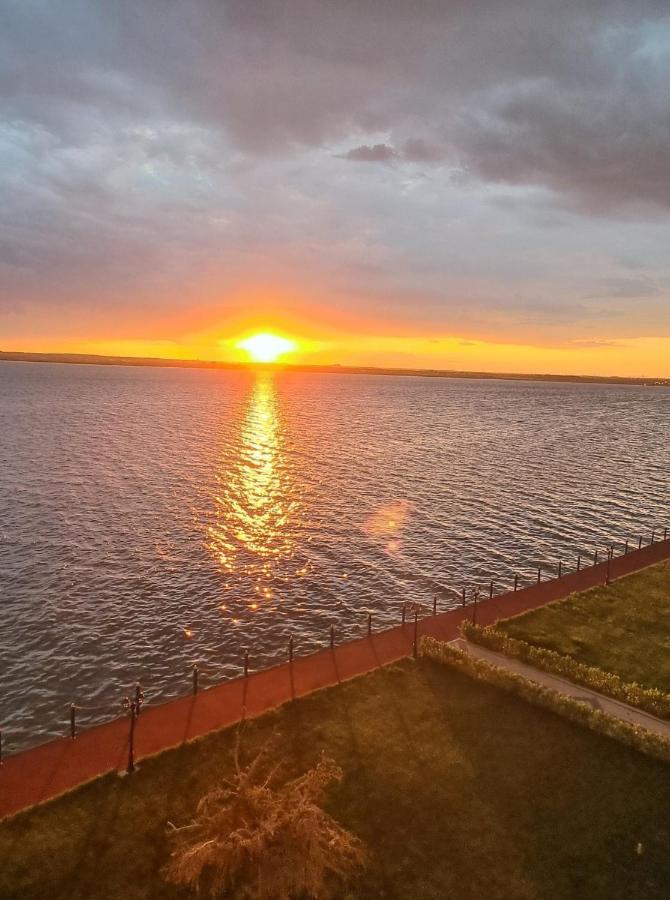 Deluxe Lake View Mamaia Extérieur photo