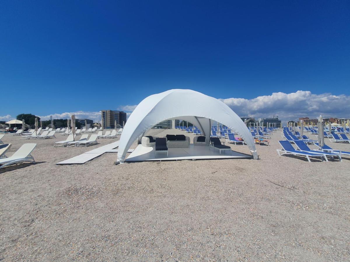 Deluxe Lake View Mamaia Extérieur photo