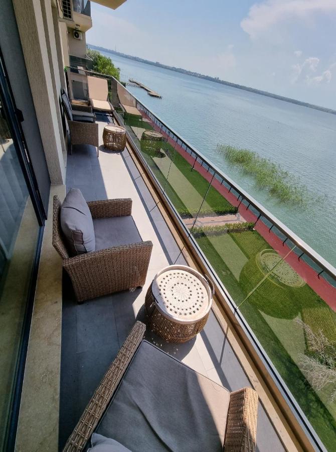 Deluxe Lake View Mamaia Extérieur photo